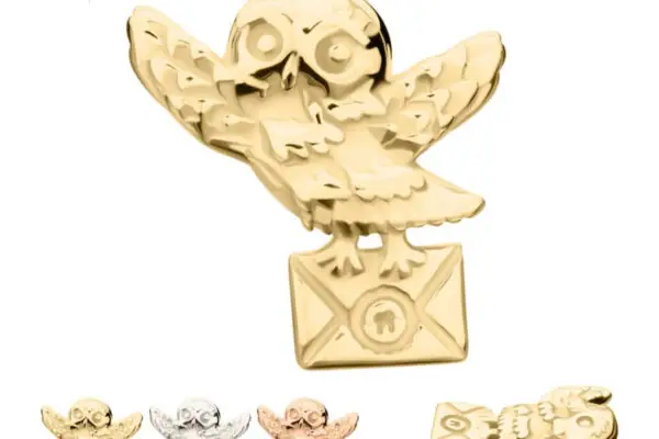 Inspired by the 14K Hedwig, this set of owl pins in gold, silver, and bronze features an owl delivering a Hogwarts “H” letter. Includes the official Harry Potter logo in the top left corner.