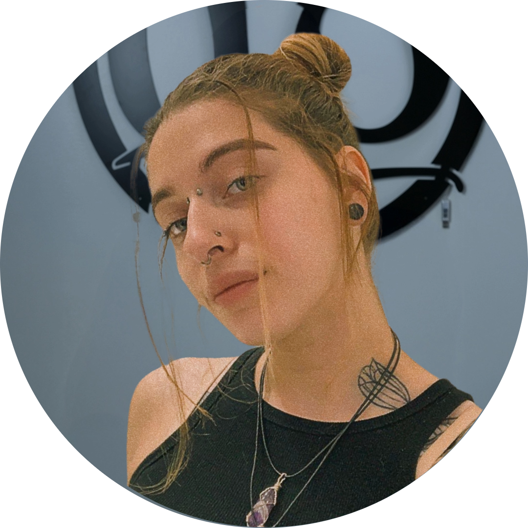 Payton Reagan, APP-certified piercer, at Master Pierce performing a piercing appointment