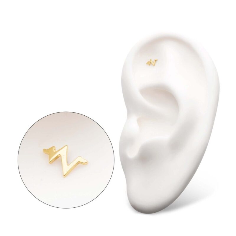 The 14K Heart Beat gold zigzag-shaped earring is displayed on a white ear model, with a close-up inset highlighting the earring’s detailed design.