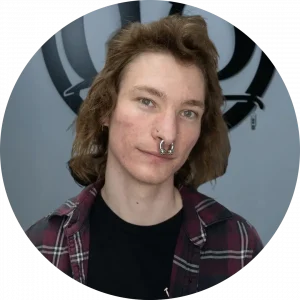 Skie professional piercer at Master Pierce studio performing a piercing appointment